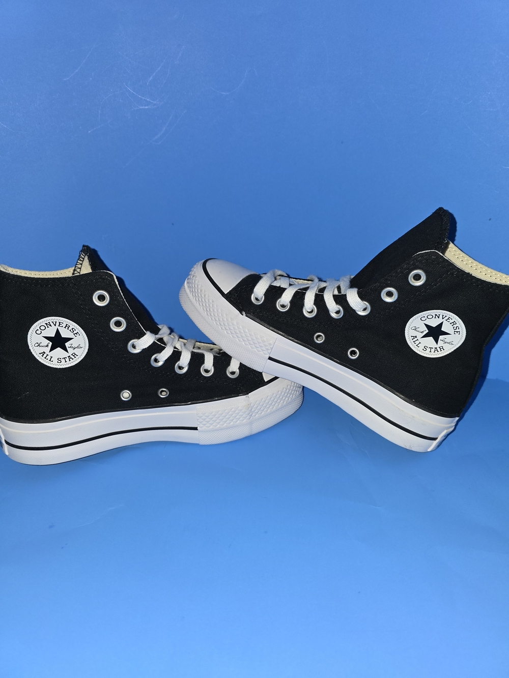 Converse Chuck Taylor Move Platforms 🖤
Womens 5
Brand new no box
